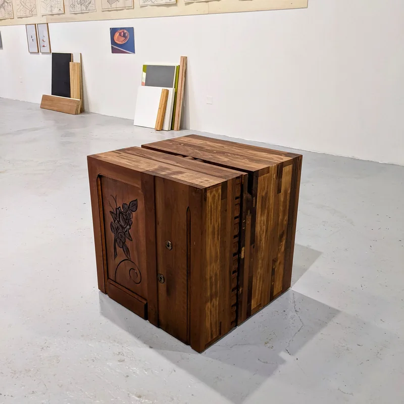 Coffret en bois sculpté, photographié dans l’atelier.