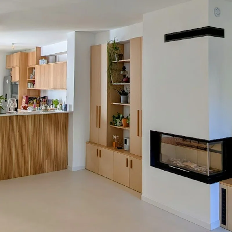 Cuisine et rangements intégrés en bois clair, photographiés dans un intérieur.
